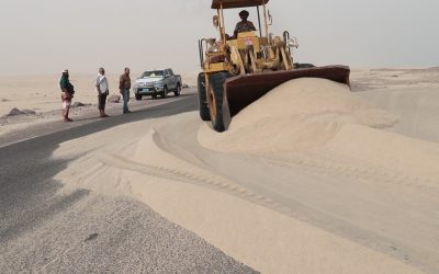 لحج.. إستمرار إزاحة الرمال من خط المخا عدن