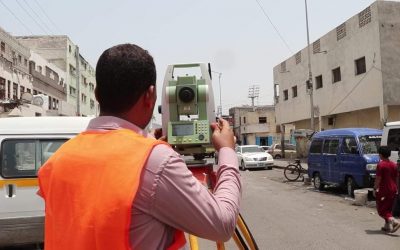 الفرق الفنية تباشر أعمال المسح الميداني لشارع السواعي بالعاصمة عدن