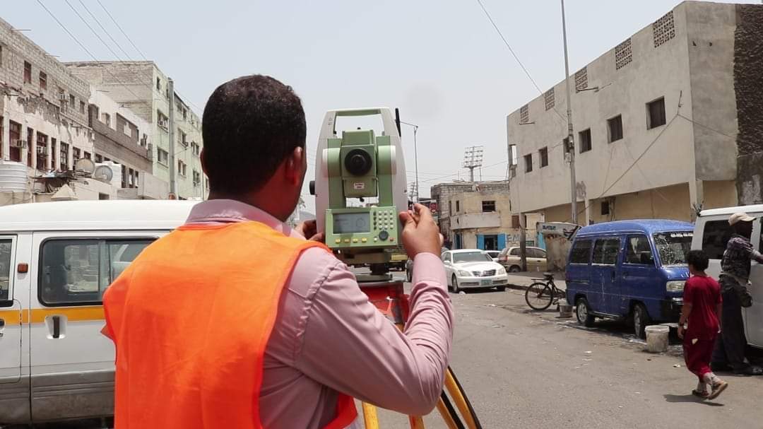 الفرق الفنية تباشر أعمال المسح الميداني لشارع السواعي بالعاصمة عدن