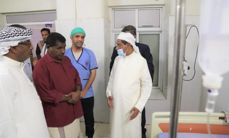 البحسني يطمئن على صحة المرضى بمستشفى المكلا ويهنئهم بحلول عيد الأضحى المبارك