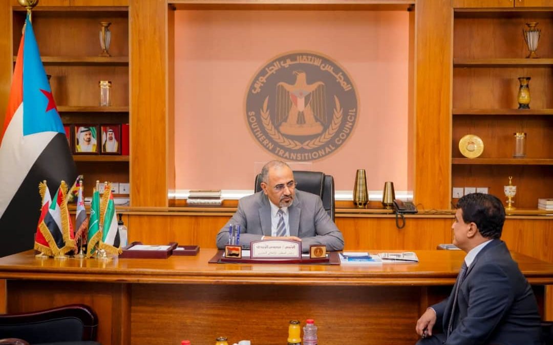 اللواء عيدروس  يطلع على عمل برامج وزارة النفط وجهودها في تلبية احتياجات السوق المحلية من المشتقات النفطية