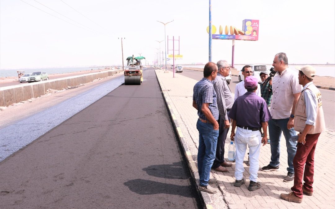 الماس يطلع على سير أعمال سفلتة الخط البحري بعدن