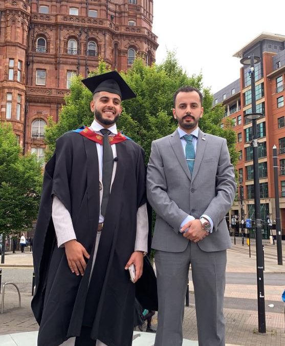 الشيخ طارق بن عطاف يهنئ شقيقه بمناسبة التخرج من جامعة مانشستر البريطانية