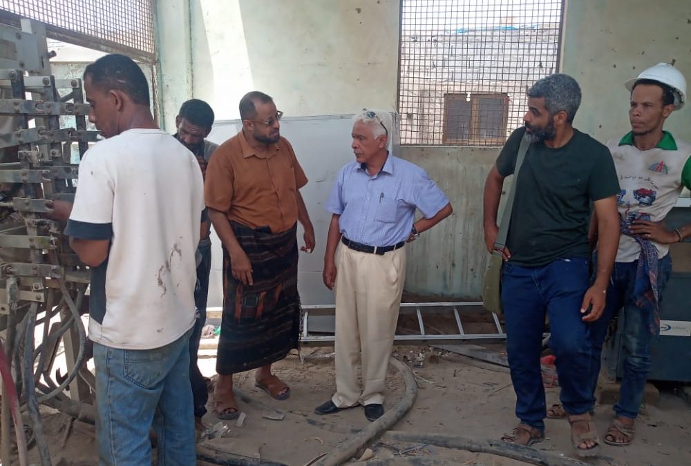 مكيش يتفقد العمل في مشروع كهرباء منطقة الكود