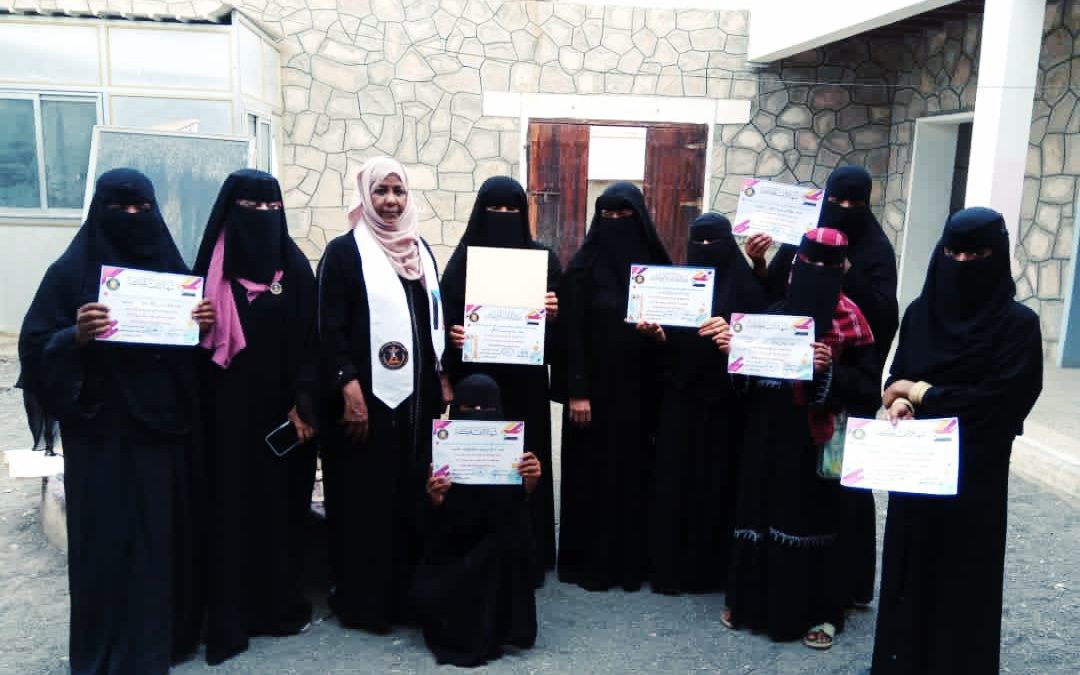 إدارة المرأة والطفل بانتقالي ابين تختتم دورة فصول محو الأمية في منطقة شقره