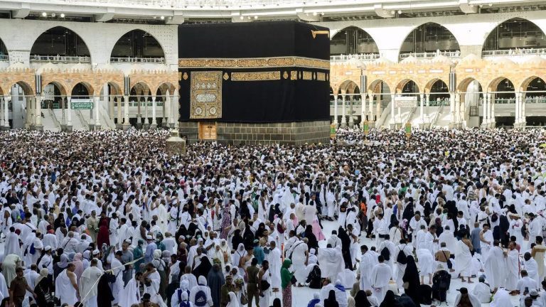 السعودية تُقيِل مسؤولين في المسجد الحرام