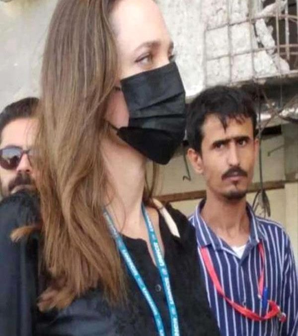 “امارمي” ضابط الهجرة والجوازات الذي  اشتهر بصورته مع الممثلة الأمريكية العالمية أنجلينا جولي أحد ضحايا التفجير الإرهابي الذي استهدف مدير أمن لحج
