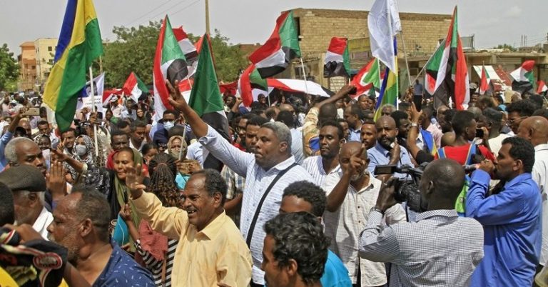 الشرطة السودانية تطلق القنابل المسيلة للدموع على المتظاهرين في الخرطوم