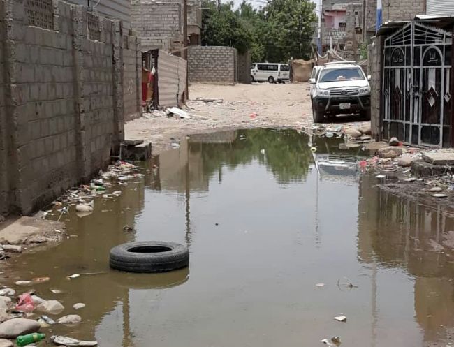 أهالي حي  التعويضات بمدينة جعار يناشدون إنقاذهم من طفح مياه الصحي