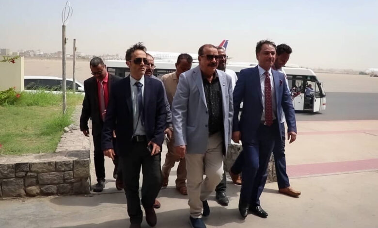 اللواء أحمد سعيد بن بريك على رأس مستقبلي فادي باعوم في مطار عدن الدولي اليوم وأنباء عن عودة قيادات أخرى قريبا