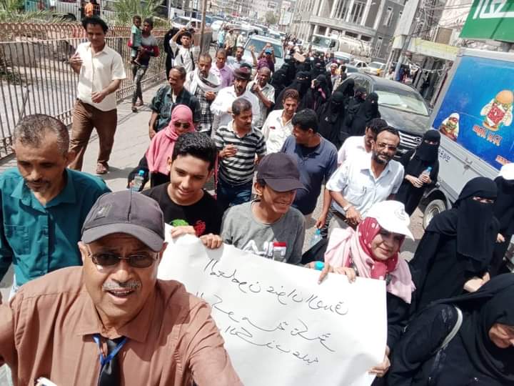 وقفة احتجاجية لمعلمي ومعلمات التربية والتعليم بمحافظة عدن