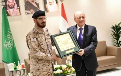 رئيس مجلس القيادة الرئاسي يزور مقر قيادة القوات المشتركة لتحالف دعم الشرعية