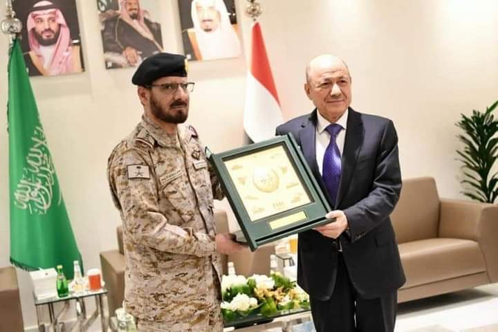رئيس مجلس القيادة الرئاسي يزور مقر قيادة القوات المشتركة لتحالف دعم الشرعية