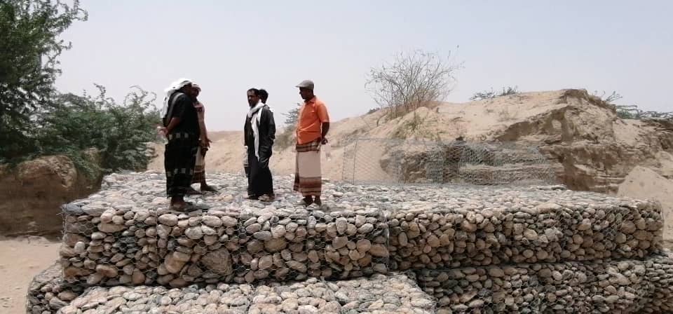 مدير عام خنفر “اليوسفي” يزور مشروع عمل الجابيونات في وادي حسان الطرية