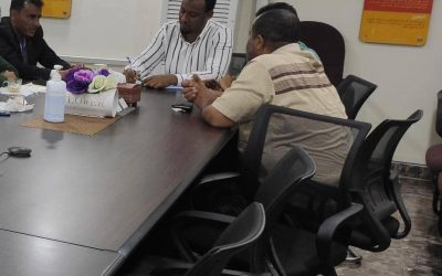 مدير الوحدة التنفيذية للنازحين أبين “اليوسفي” يلتقي بمدير مشروع الغذاء  العالمي  بمنظمة كير  العالمية