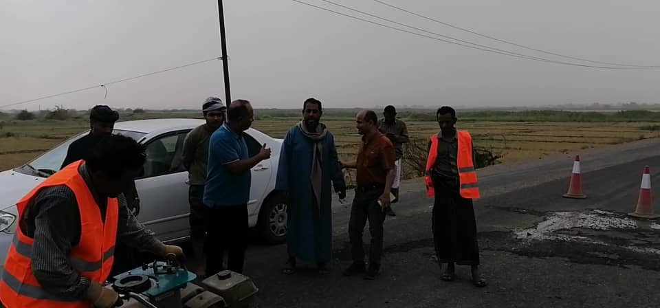 مدير عام  مديرية خنفر “اليوسفي” يطلع على سير العمل في صيانة طريق زنجبار جعار