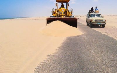 تحت إشراف وزارة الاشغال العامة.. صندوق الطرق يواصل إزاحة  الرمال من  خط المخا عدن