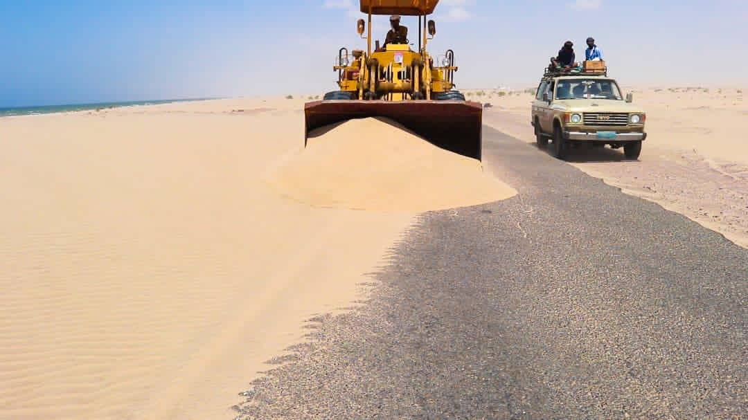 تحت إشراف وزارة الاشغال العامة.. صندوق الطرق يواصل إزاحة  الرمال من  خط المخا عدن