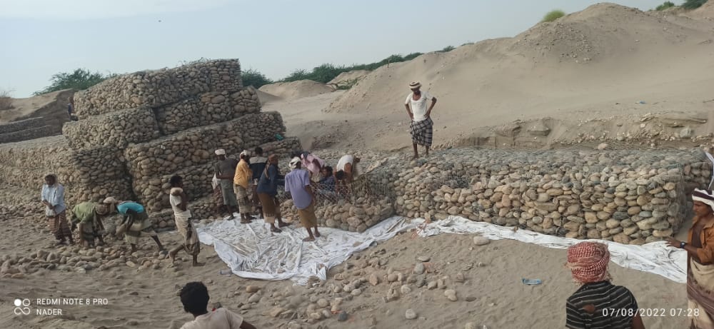 استمرار  العمل في استكمال مشروع جابيونات رأس عبر خالف خبان الطرية ” وادي حسان”