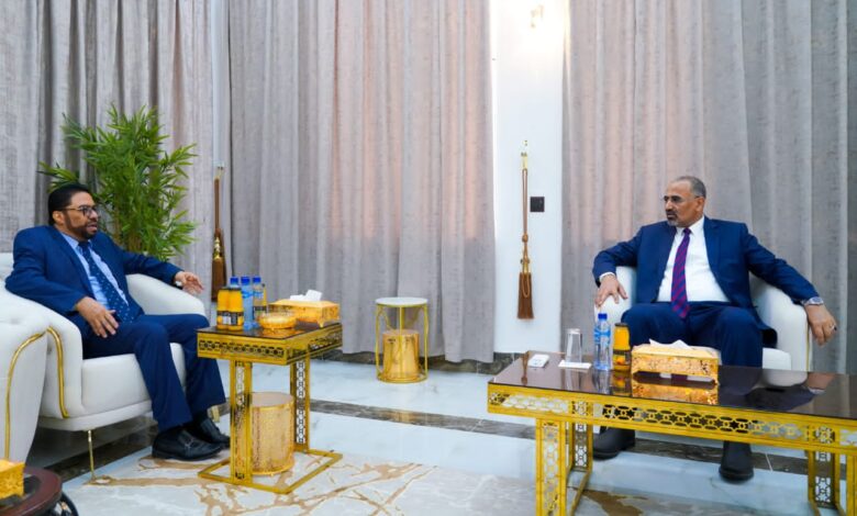 الرئيس عيدروس يوجه وزارة الإعلام بضرورة استىناف بث تلفزيون وإذاعة عدن من داخل العاصمة عدن