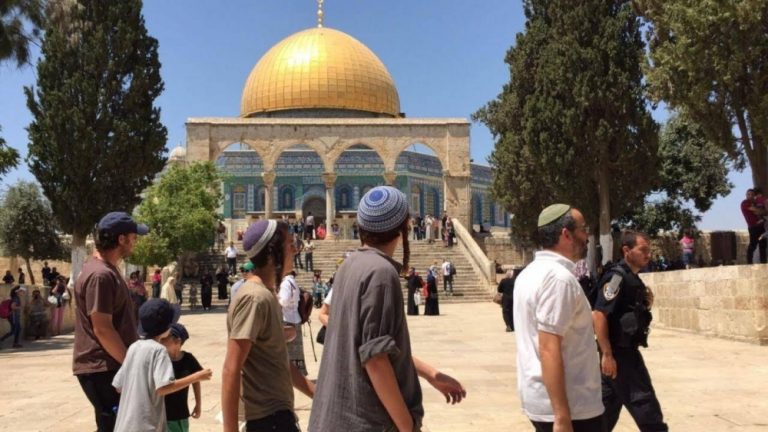المستوطنون الصهاينة يقتحمون المسجد الأقصى