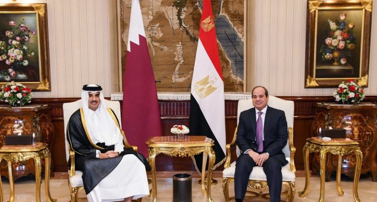السيسي يزور قطر لأول مرة منذ توليه السلطة في مصر