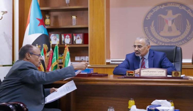 الرئيس الزُبيدي يشدد على وضع حد لتداخل الصلاحيات بين إدارة المنطقة الحرة والجهات الحكومية الأخرى