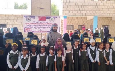 اللجنة المجتمعية تدشن توزيع (700) بدلة مدرسية بمدينة الحصن مديرية خنفر