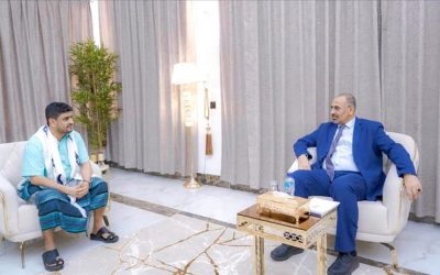 الرئيس الزُبيدي يلتقي  مدير أمن أبين “الكازمي” وقيادات أمنية في المحافظة