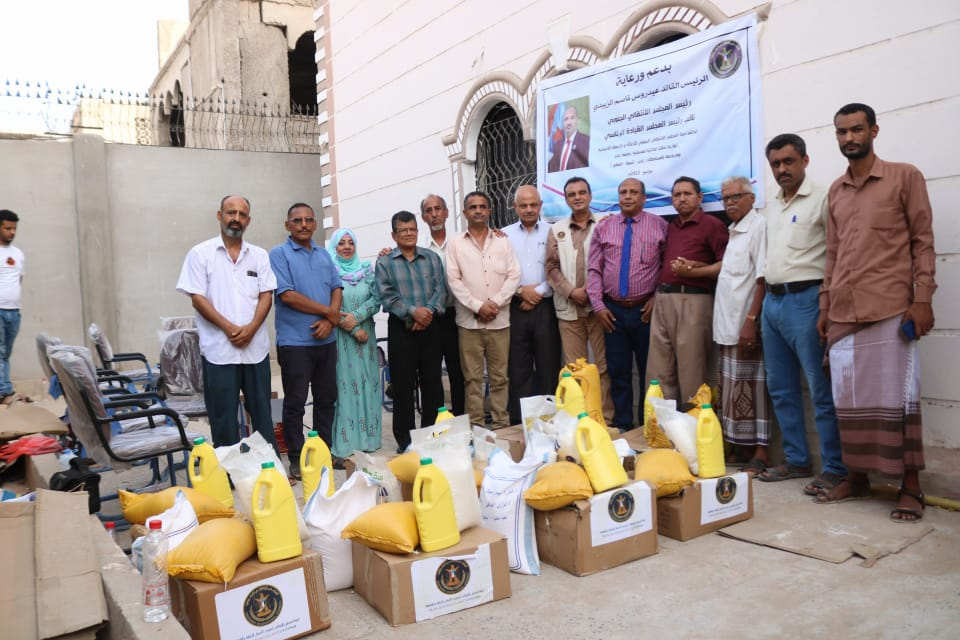 بدعم من الرئيس الزُبيدي.. لجنة الإغاثة والأعمال الإنسانية تدشن مشروع توزيع السلال الغذائية على أسر شهداء الجنوب