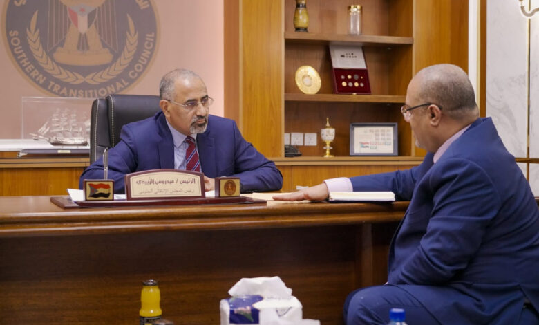 وزير التخطيط  يطلع الرئيس عيدروس على خارطة المشاريع الممولة خارجيا