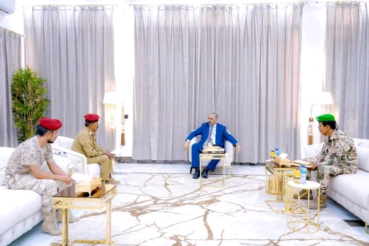 الرئيس الزُبيدي يطّلع على أوضاع اللواء 39 مدرع