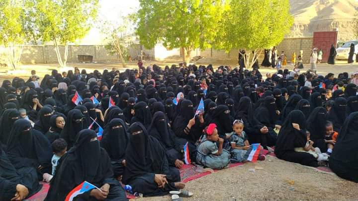 مجموعة نساء حضرميات ينظمن مهرجانا خطابيا نسويا بتريم