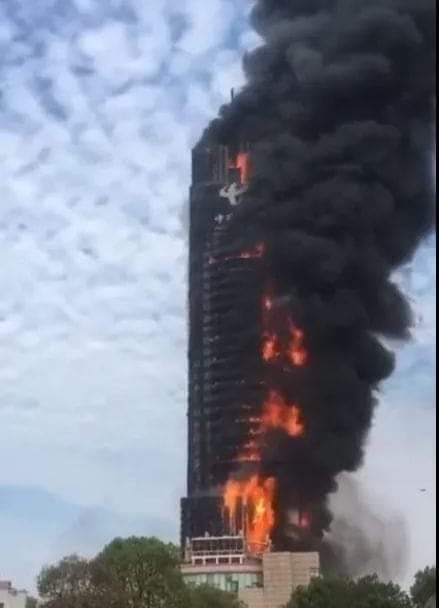 إحترقت بالكامل والإصابات قد تفوق المئات.. حريق مروع يطال ناطحة سحاب وسط الصين