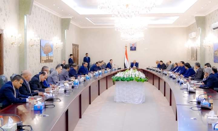 الرئيس الزُبيدي يترأس اجتماعا استثنائيا لمجلس الوزراء
