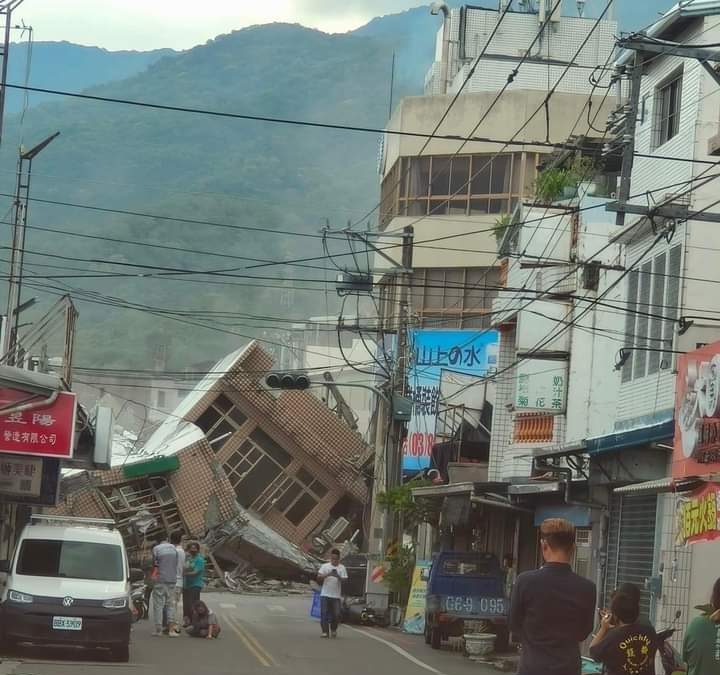 انهيار منازل وجسور وتحذير من سونامي.. زلزال بقوة 7.2 درجة يضرب ساحل تايوان