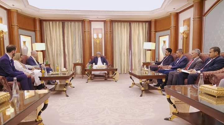 الرئيس الزُبيدي يناقش مع السفير البريطاني المساعي الدولية لتمديد الهدنة الأممية