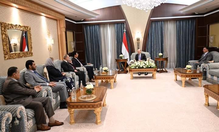 رئيس مجلس القيادة الرئاسي يلتقي رئاسة هيئة التشاور والمصالحة