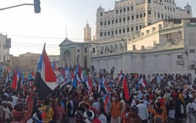 عاجل… مسيرة جماهيرية كبرى تصل الى ساحة قصر سيئون تطالب بإخراج قوات المنطقة العسكرية الأولى