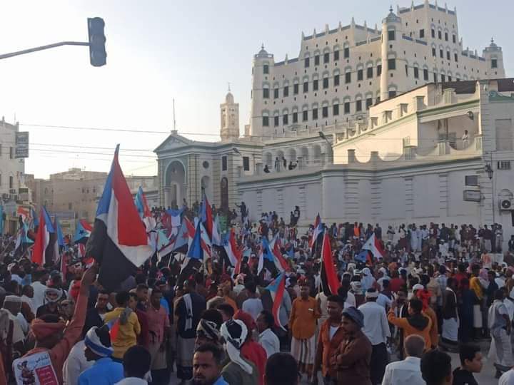 عاجل… مسيرة جماهيرية كبرى تصل الى ساحة قصر سيئون تطالب بإخراج قوات المنطقة العسكرية الأولى