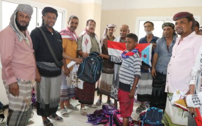ادارة الشهداء والجرحى بانتقالي خنفر تدشن توزيع الحقيبه المدرسية