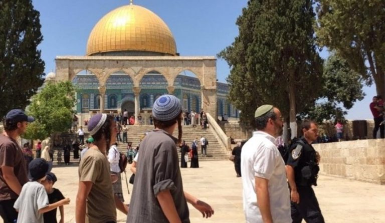 فلسطين عشرات الصهاينة يقتحمون المسجد الأقصى