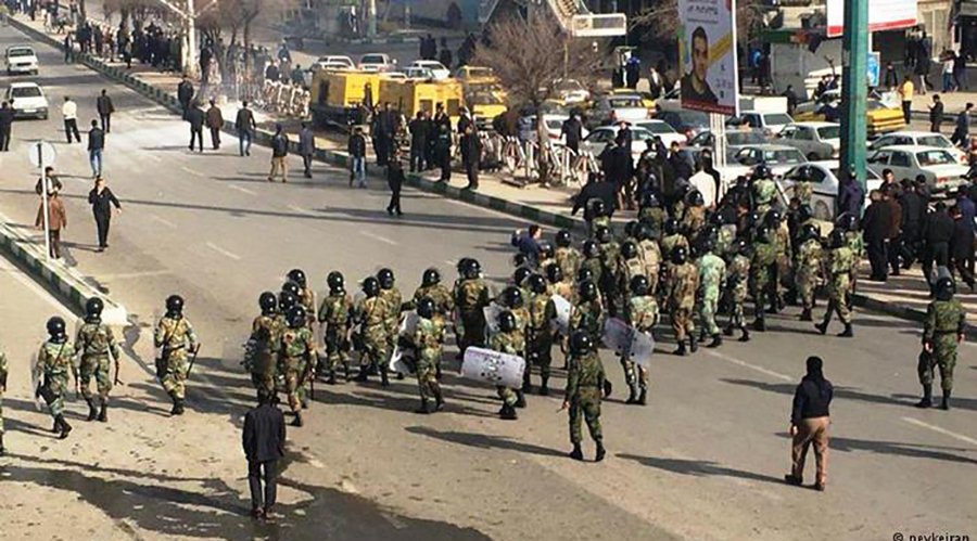 ارتفاع حصيلة قتلى مظاهرات إيران إلى 41 شخصا ورئيسي يتوعد بـ “التعامل بحزم” مع الاحتجاجات