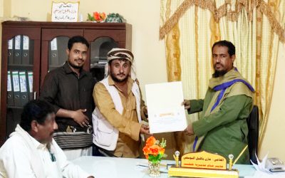 فريق بصمة باتيس يقوم بتكريم مدير عام خنفر لجهوده في إنجاح مبادرة مجاري باتيس الشرقية