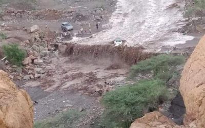 وفاة طفلة وفقدان أثنين آخرين من أسرة واحدة أثر جرف السيول لسيارتهم في ردفان (صور)