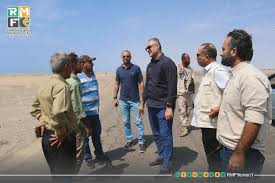 المهندس الماس يتفقد أعمال التنفيذ في إعادة تأهيل طريق العلم / دوفس الواقع على ساحل البحر العربي