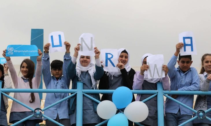 احتجاجات لفلسطينيين أمام “الأونروا” للمطالبة بإعادة بناء منازلهم