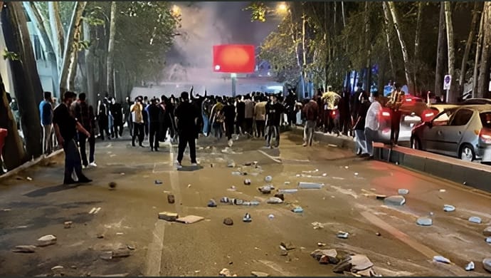 الفائزون بـ«نوبل» يطالبون  بمحاسبة حكام إيران بسبب قمع المتظاهرين