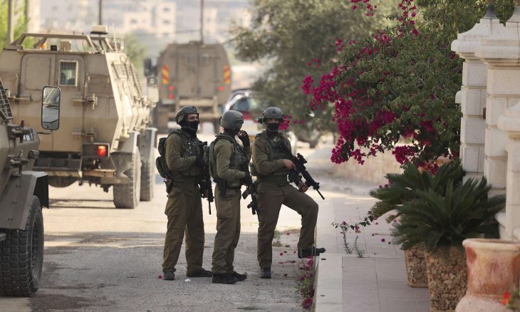 الاحتلال يعتقل 4 شبان فلسطينيين بالضفة الغربية