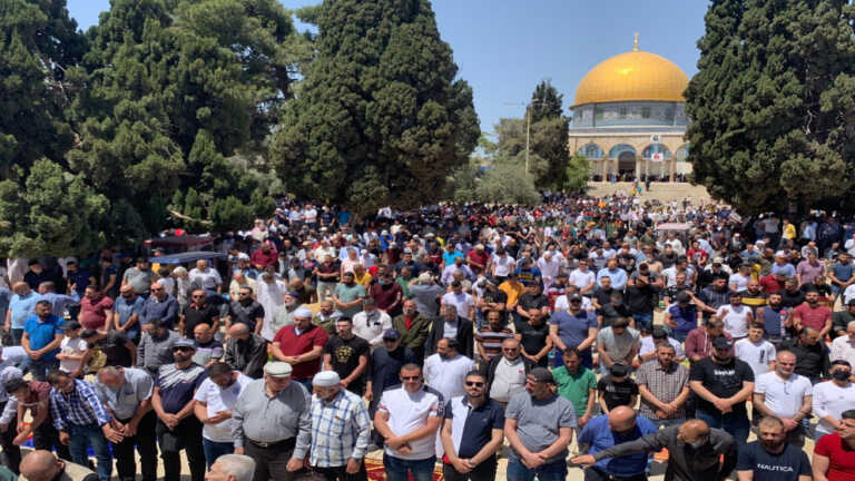 60 ألفا يؤدون صلاة الجمعة في المسجد الأقصى